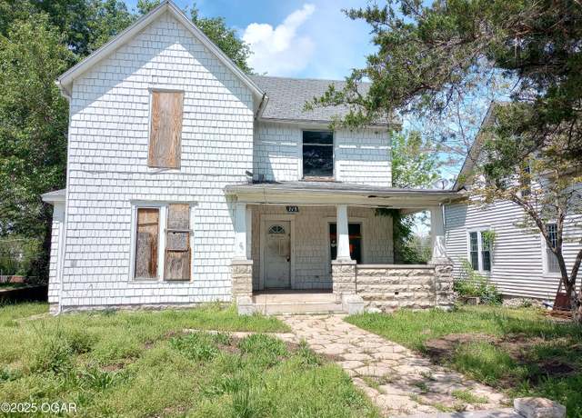 Property at 713 Olive St, Carthage, MO 64836, 3 beds, 2 baths