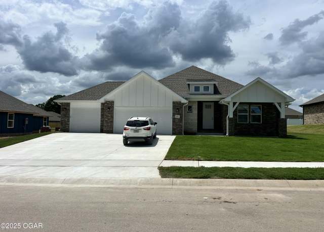 Property at 816 Silver Oaks Dr, Carl Junction, MO 64834, 4 beds, 3 baths
