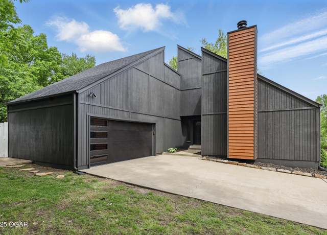 Property at 1214 Bramar Dr, Joplin, MO 64804, 5 beds, 3 baths
