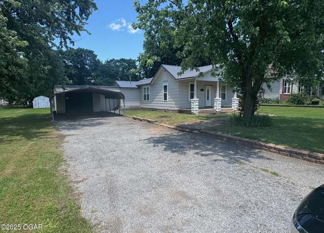 Property at 416 E 4th St, Baxter Springs, KS 66713, 3 beds, 1.5 baths