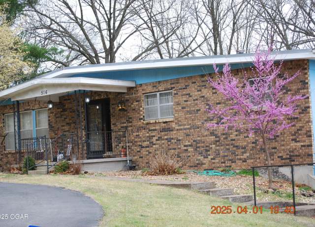 Property at 516 Grandview Dr, Joplin, MO 64804, 3 beds, 2.5 baths
