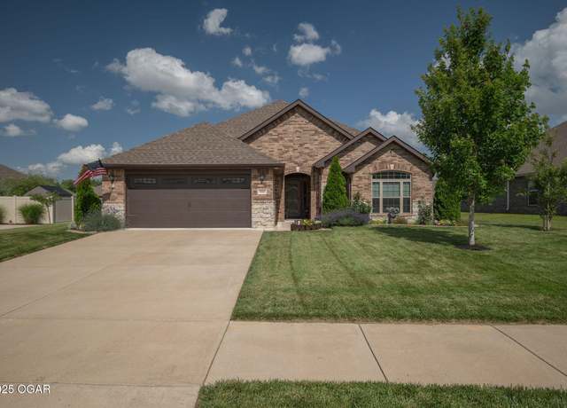 Property at 1003 Lakeview Dr, Webb City, MO 64870, 4 beds, 3 baths