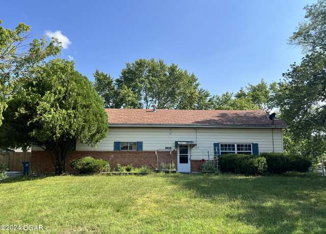 Property at 1024 W Macon St, Carthage, MO 64836, 7 beds, 2.5 baths