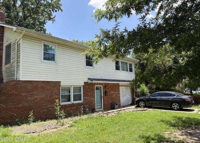 Property at 211 Par Ave, Webb City, MO 64870, 3 beds, 2.5 baths