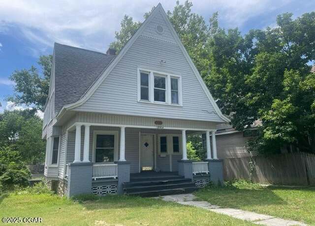 Property at 530 N Pearl Ave, Joplin, MO 64801, 3 beds, 2 baths