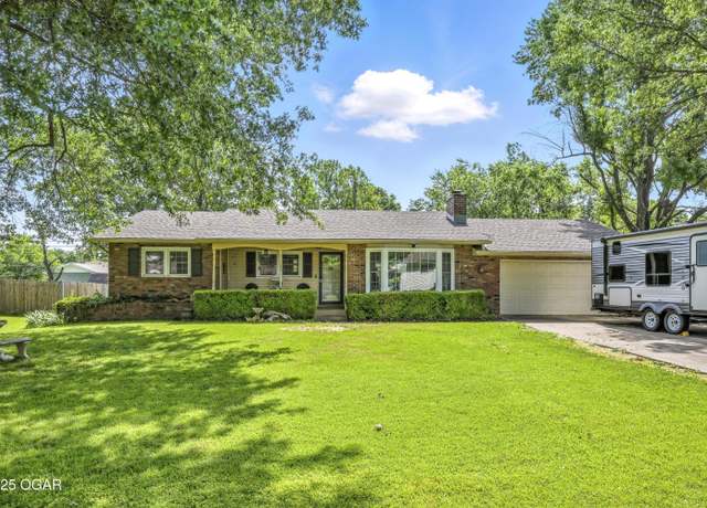 Property at 1628 Glenwood Pl, Carthage, MO 64836, 3 beds, 2 baths