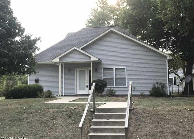 Property at 842 S Ozark Ave, Joplin, MO 64801, 3 beds, 2.5 baths