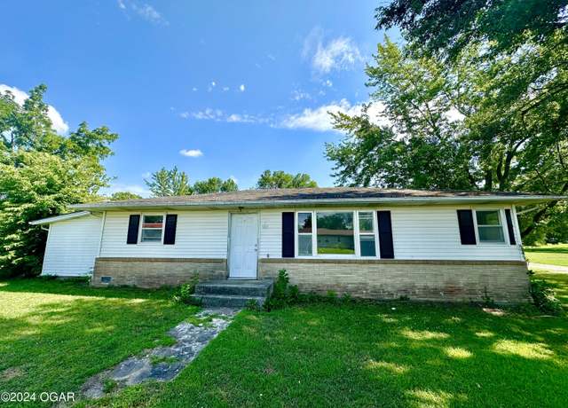 Property at 905 Main St, Golden City, MO 64748, 3 beds, 1 bath