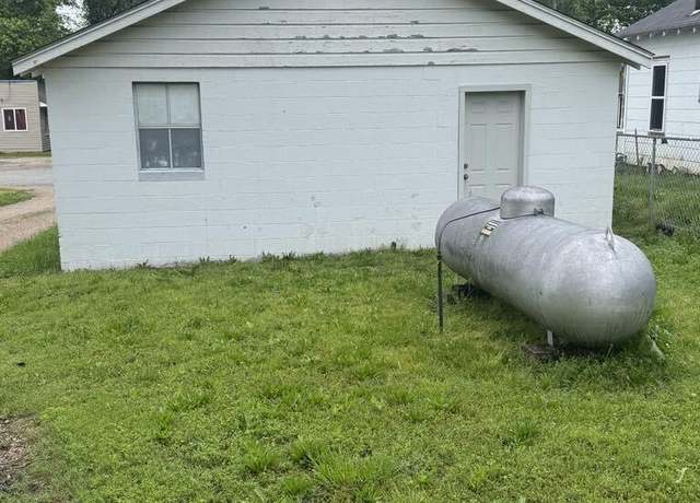 Property at 908 N Lincoln, Neosho, MO 64850, 0.5 baths