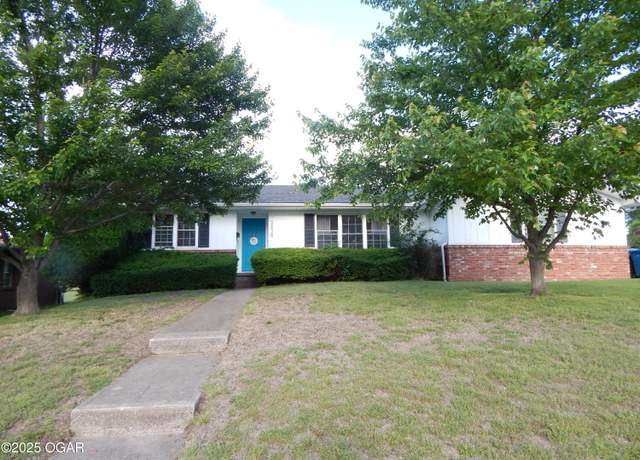 Property at 2829 Ohio Ave, Joplin, MO 64804, 2 beds, 1.5 baths