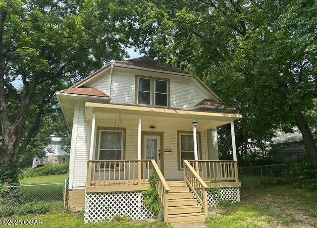 Property at 514 N Joplin Ave, Joplin, MO 64801, 3 beds, 2 baths