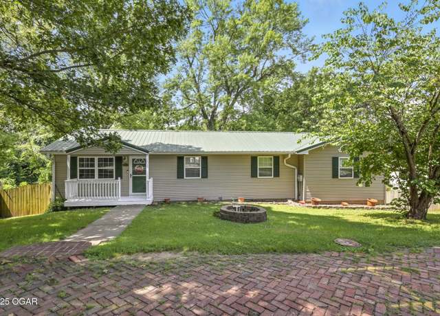 Property at 1515 Hilldale Dr, Neosho, MO 64850, 4 beds, 2 baths