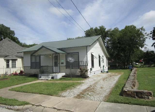 Property at 827 W Chestnut St, Carthage, MO 64836, 3 beds, 1 bath