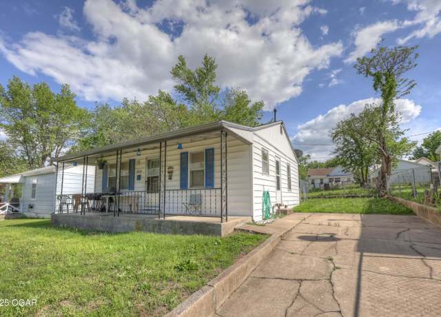 Property at 1014 Sycamore St, Carthage, MO 64836, 2 beds, 1 bath