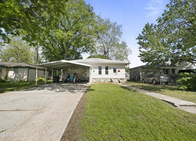 Property at 511 S Oakland St, Webb City, MO 64870, 4 beds, 2 baths