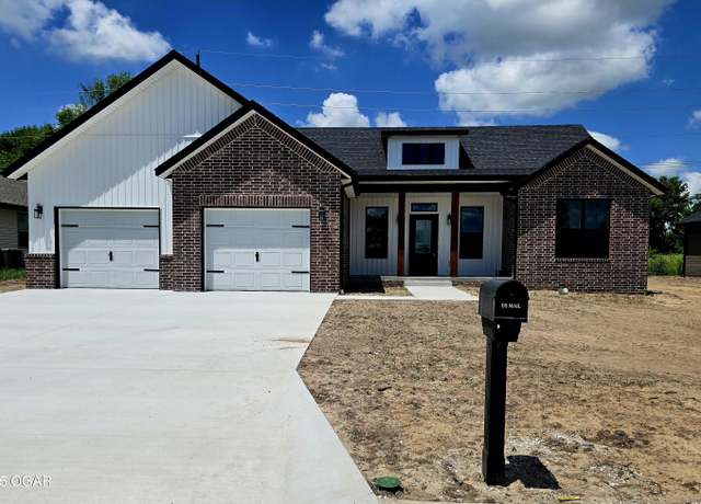 Property at 2221 Harlow St, Carthage, MO 64836, 3 beds, 2 baths