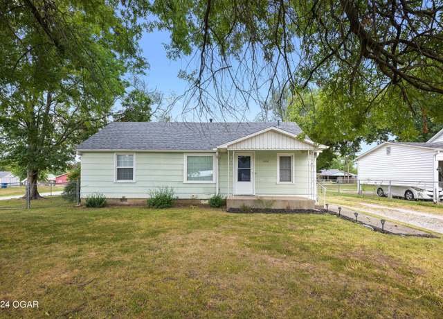 Property at 1402 Harrington Ave, Carthage, MO 64836, 3 beds, 2 baths