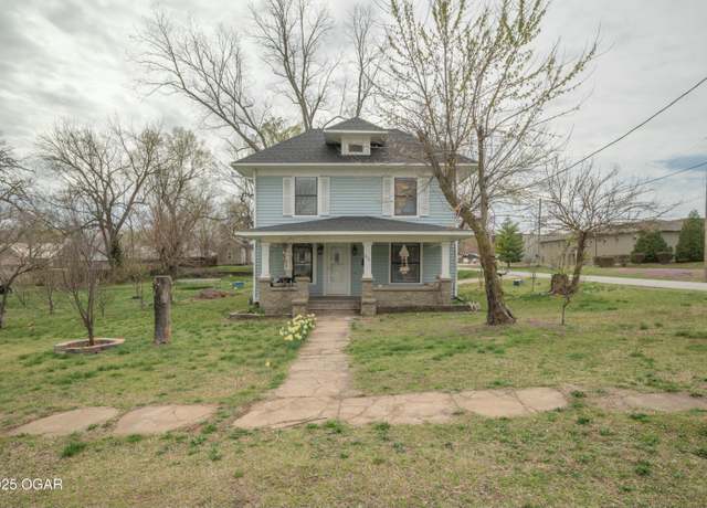 Property at 615 Baxter St, Neosho, MO 64850, 3 beds, 2 baths