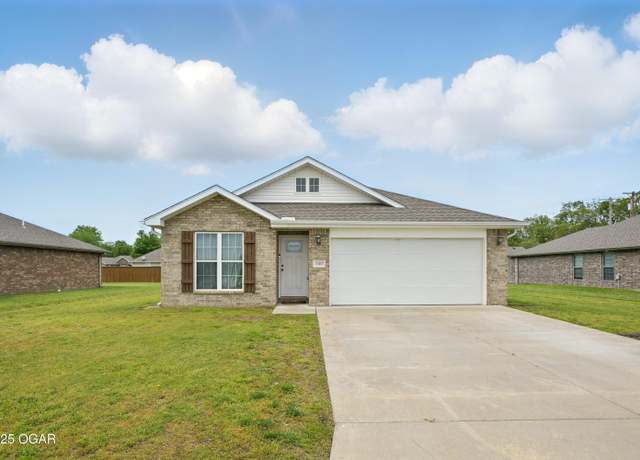 Property at 2102 Birdie Ln, Neosho, MO 64850, 4 beds, 2 baths