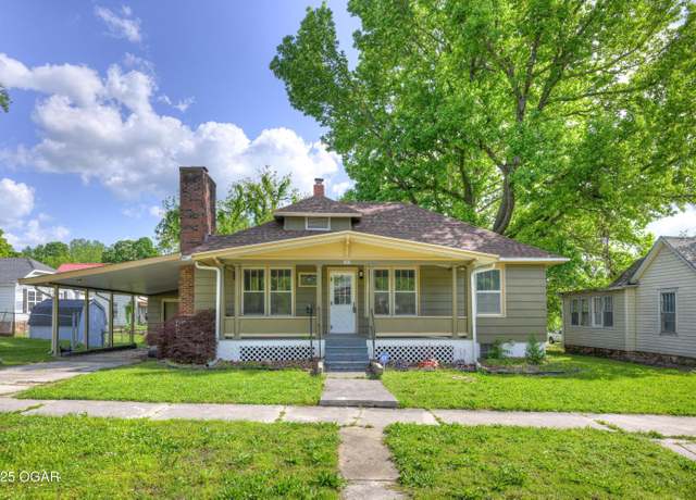 Property at 808 Walnut St, Carthage, MO 64836, 3 beds, 1 bath
