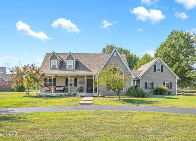Property at 1617 Alexandra Dr, Carthage, MO 64836, 3 beds, 2.5 baths