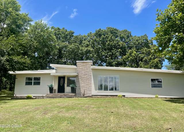 Property at 1060 Baxter St, Neosho, MO 64850, 3 beds, 2 baths