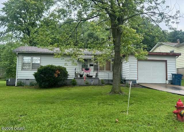 Property at 715 Cherry St, Neosho, MO 64850, 3 beds, 2 baths