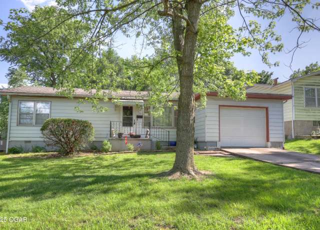 Property at 715 Cherry St, Neosho, MO 64850, 3 beds, 2 baths