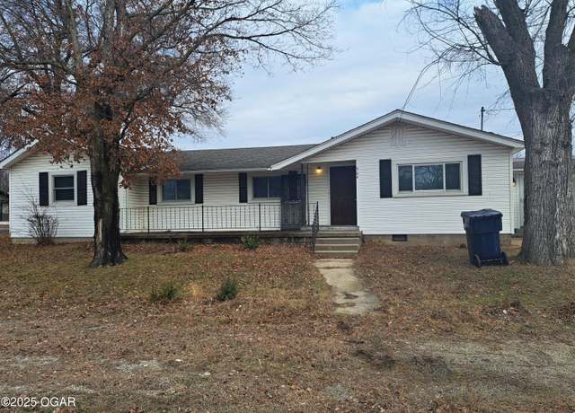Property at 904 S Wyandotte Ave, Baxter Springs, KS 66713, 3 beds, 1.5 baths