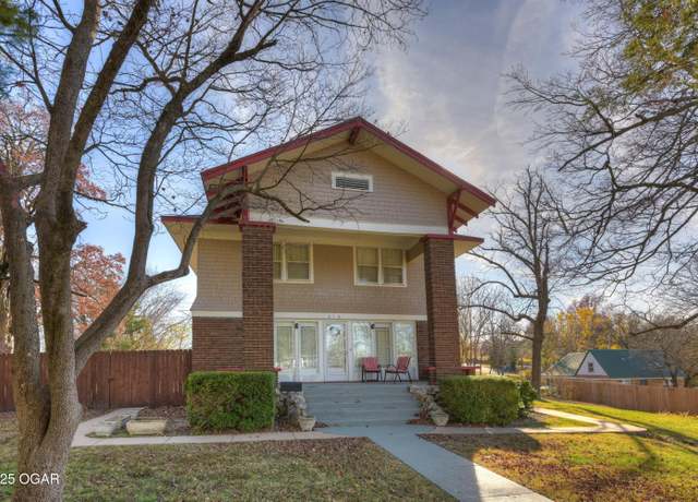 Property at 215 E Mckinney St, Neosho, MO 64850, 4 beds, 2 baths