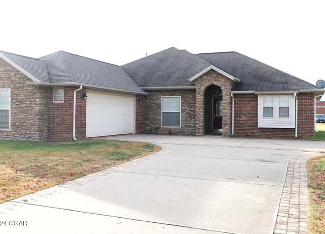 Property at 3009 Fairway Cir, Neosho, MO 64850, 3 beds, 2 baths