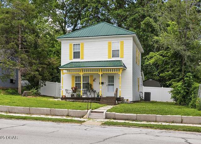 Property at 417 S Mcgregor St, Carthage, MO 64836, 3 beds, 2 baths