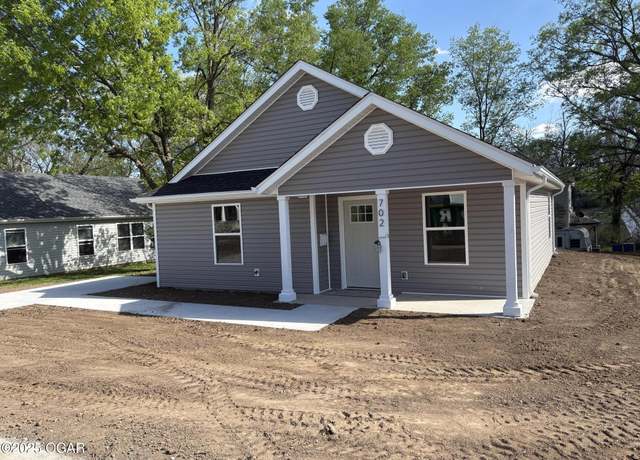 Property at 702 E Pool St, Joplin, MO 64801, 3 beds, 2 baths