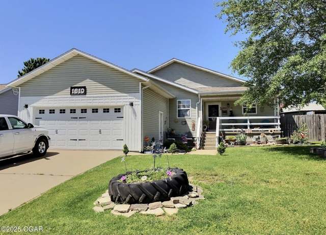 Property at 1810 Meadows Dr, Neosho, MO 64850, 3 beds, 2 baths