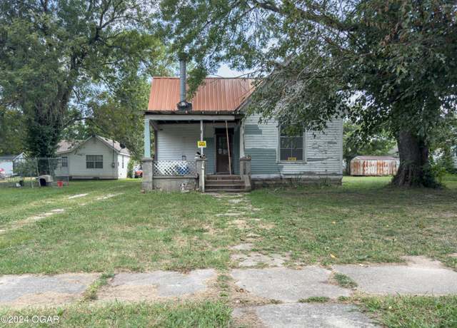 Property at 819 W Arch St, Nevada, MO 64772, 2 beds, 1 bath