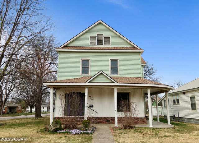 Property at 323 W Maple St, Columbus, KS 66725, 5 beds, 3 baths
