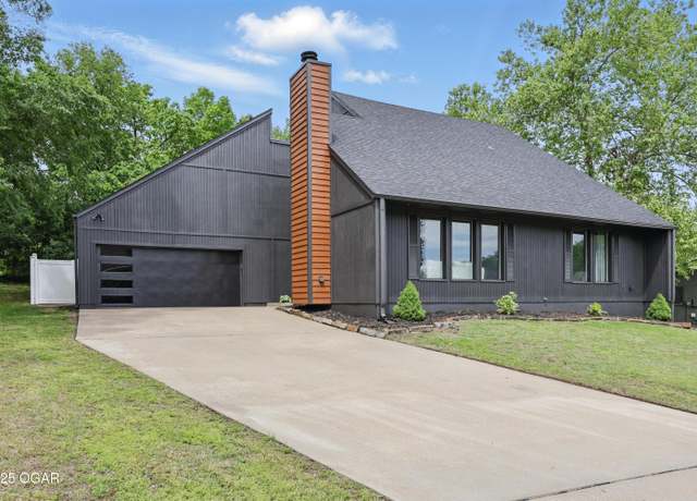 Property at 1214 Bramar Dr, Joplin, MO 64804, 5 beds, 3 baths