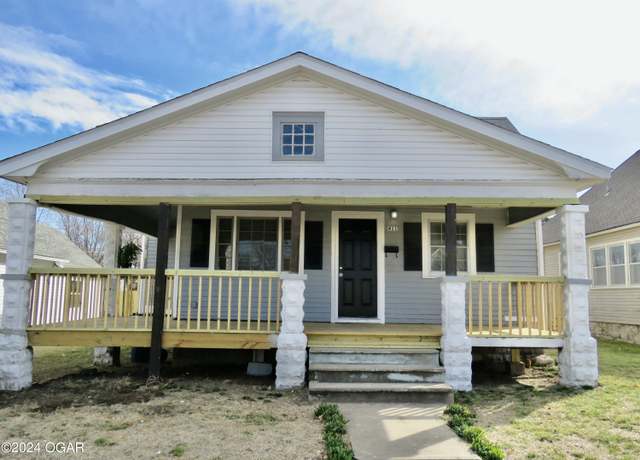 Property at 411 N Pennsylvania St, Webb City, MO 64870, 3 beds, 2 baths
