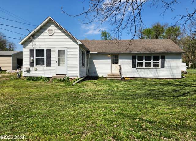 Property at 404 E 14th St, Lamar, MO 64759, 3 beds, 2 baths