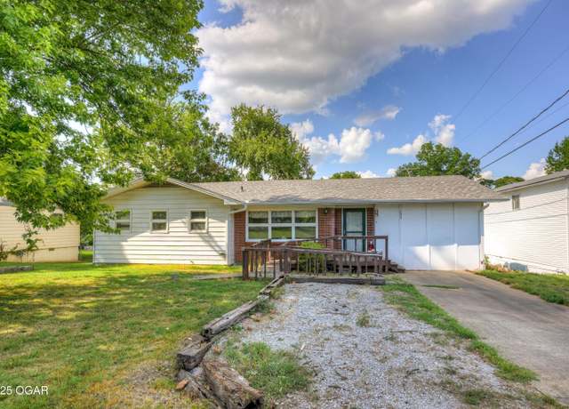 Property at 734 Cherry St, Neosho, MO 64850, 4 beds, 2 baths