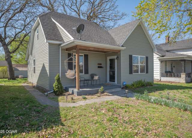 Property at 526 W Chestnut St, Carthage, MO 64836, 3 beds, 1 bath