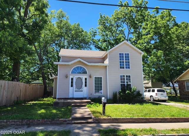 Property at 715 Lincoln St. St, Carthage, MO 64836, 4 beds, 3 baths