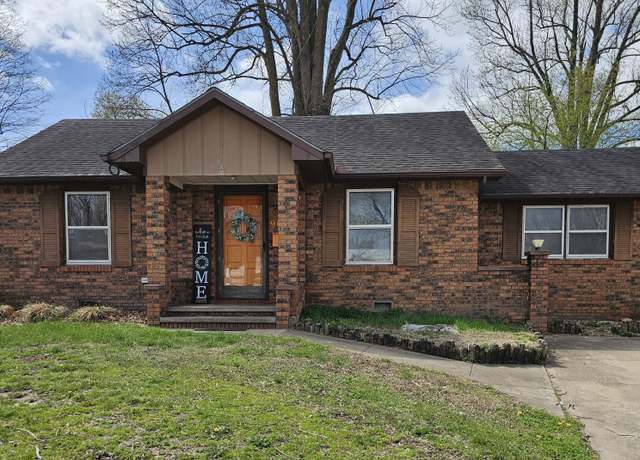 Property at 902 Warwick Ct, Neosho, MO 64850, 3 beds, 2 baths