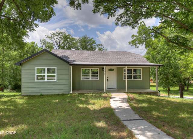 Property at 1028 Woodland Ave, Joplin, MO 64801, 3 beds, 2 baths
