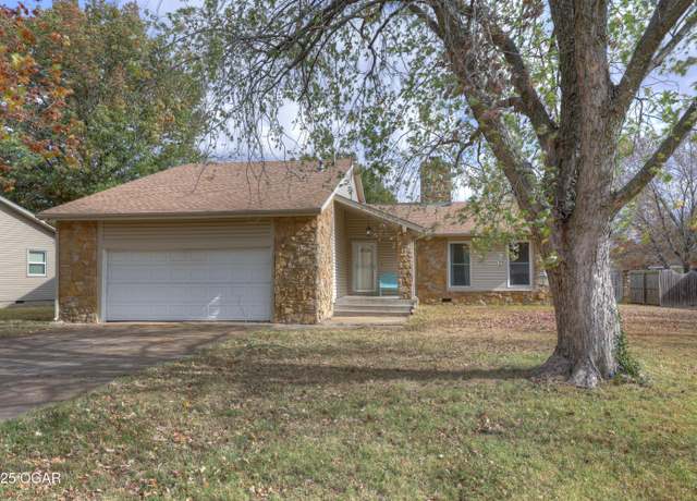Property at 615 Cherokee Ave, Parsons, KS 67357, 3 beds, 2.5 baths