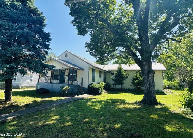Property at 1926 S Main St, Carthage, MO 64836, 3 beds, 2 baths