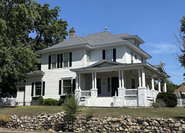 Property at 1401 W Broadway St, Webb City, MO 64870, 5 beds, 2.5 baths
