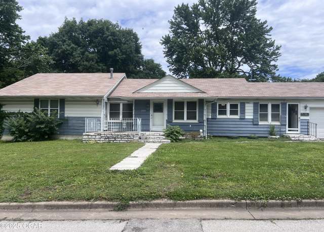 Property at 1005 E 13th St, Carthage, MO 64836, 3 beds, 2.5 baths