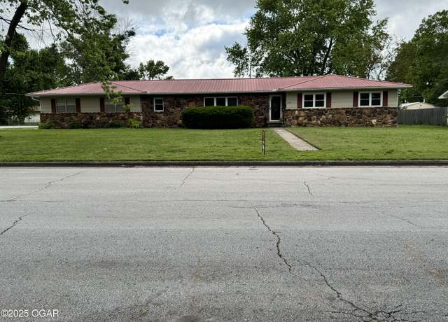 Property at 2119 S Main St, Carthage, MO 64836, 3 beds, 3 baths