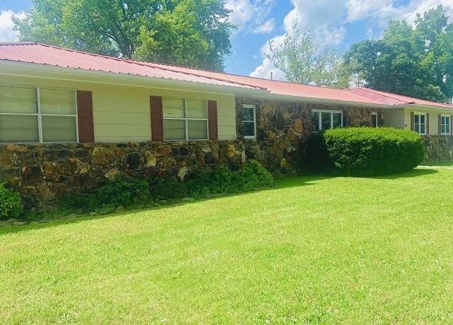 Property at 2119 S Main St, Carthage, MO 64836, 3 beds, 3 baths